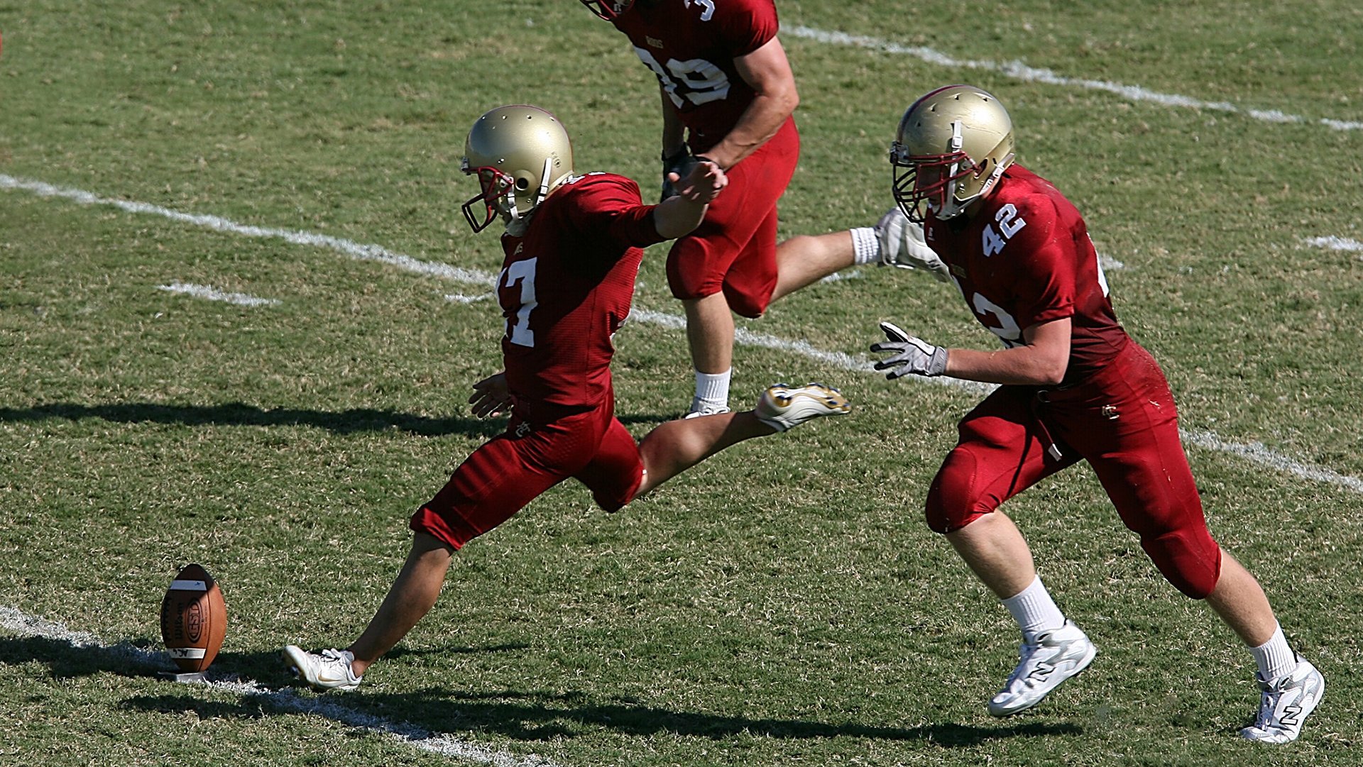 球队在比赛中体现出强烈的团队防守意识，球赛队伍